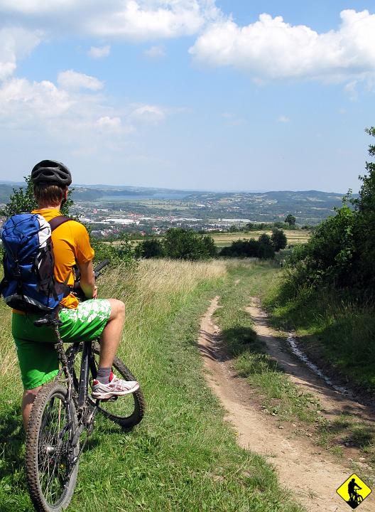 fota 091a.jpg - Nie wiadomo kiedy mijamy Babicę i zatrzymujemy się przed zjazdem do Myślenic. Jak to policyjne gwiazdy telewizji kochają mawiać "Kierowca nie dostował prędkości do panujących warunków na drodze" i doszło do kolizji jego roweru ( a dokładnie kierownicy) z kamieniami i uszkodził manetkę ( na dodatek prawą!). Jakieś fatum krąży nad moją osobą od dwóch wyjazdów.